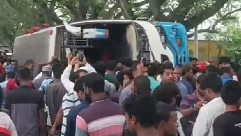 চুয়াডাঙ্গায় রয়েল পরিবহনের বাস উল্টে আহত ২৩, তিনজনের অবস্থা আশঙ্কাজনক
