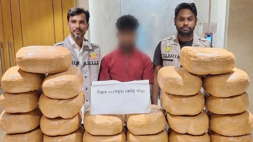 যাত্রাবাড়ীতে পিকআপভর্তি ৭০ কেজি গাঁজাসহ মাদক কারবারি গ্রেপ্তার