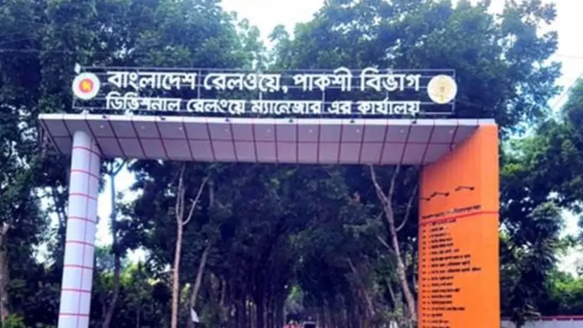 ট্রেনের স্টাফের ছুরিকাঘাতে বাবা-ছেলে আহত, তদন্তে ৫ সদস্যের কমিটি