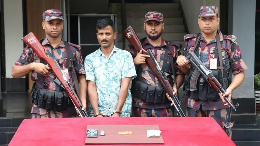 শরীরের বিশেষ স্থানে লুকানো দেড় কোটি টাকার স্বর্ণের বার, যশোরে আটক চোরাচালানকারী
