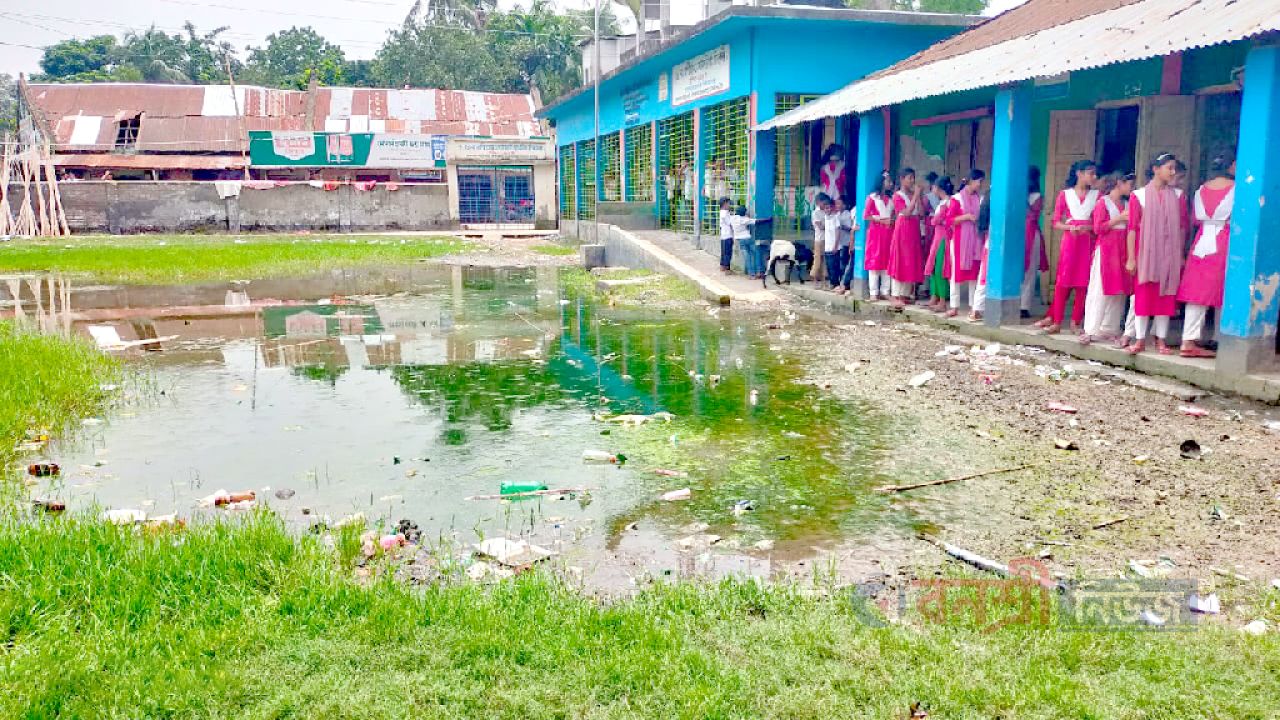 জলাবদ্ধতা-আবর্জনায় ভাগাড় স্কুলের মাঠ, স্বাস্থ্যঝুঁকিতে ২৩৮ শিশু