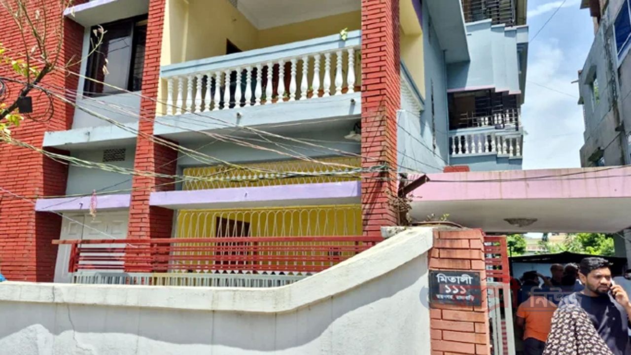মিতালী আবাসিক এলাকার ১১১ নম্বর বাসা থেকে ৩ জনের গলাকাটা লাশ উদ্ধার করা হয়