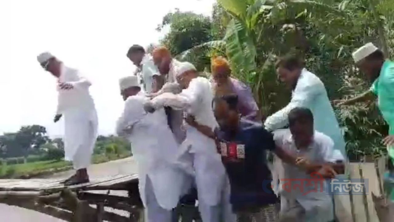 সাঁকো ভেঙে নদীতে জামায়াত নেতা, রক্ষা পেলেন এমপি