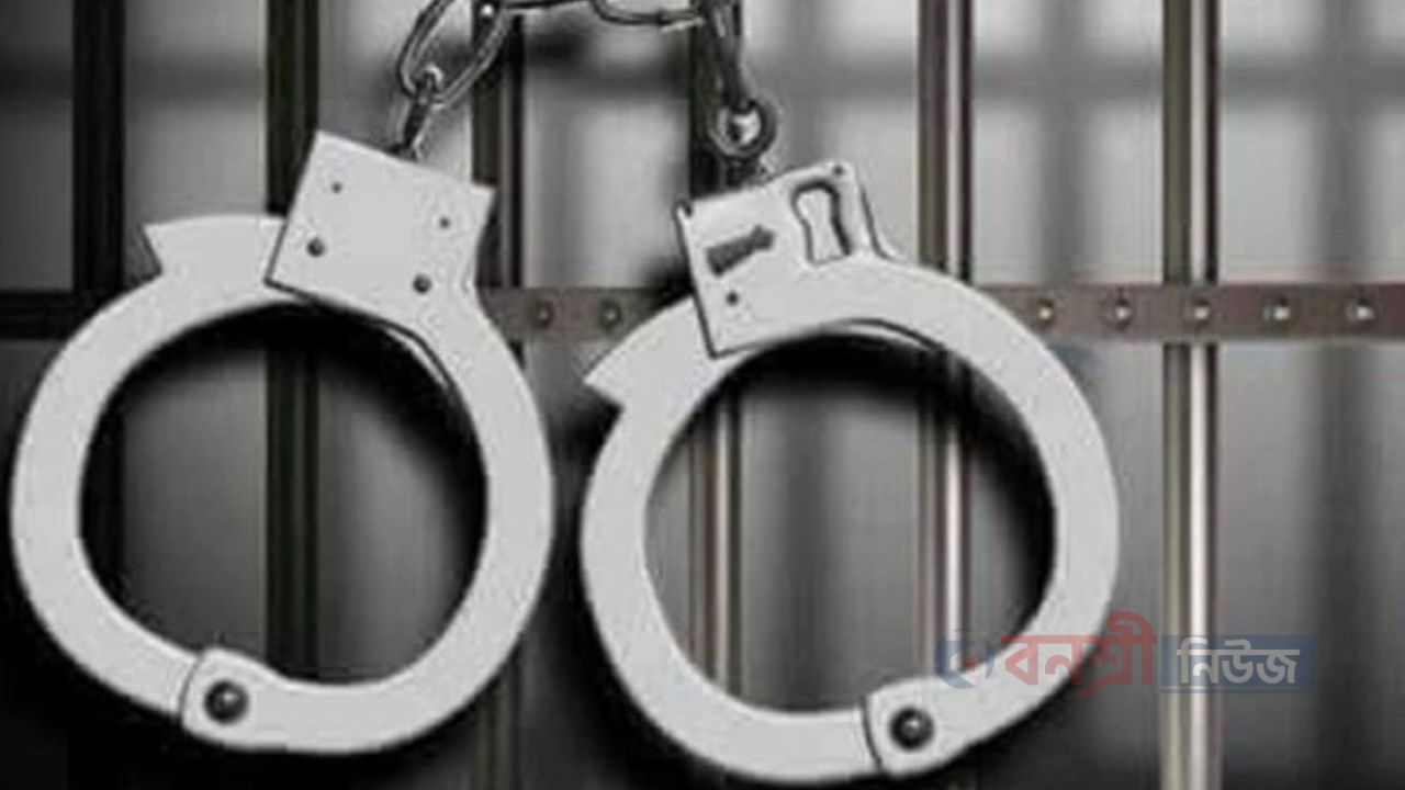 রাজধানীতে ফিলিং স্টেশনে ডাকাতি, অস্ত্রসহ গ্রেপ্তার ৫