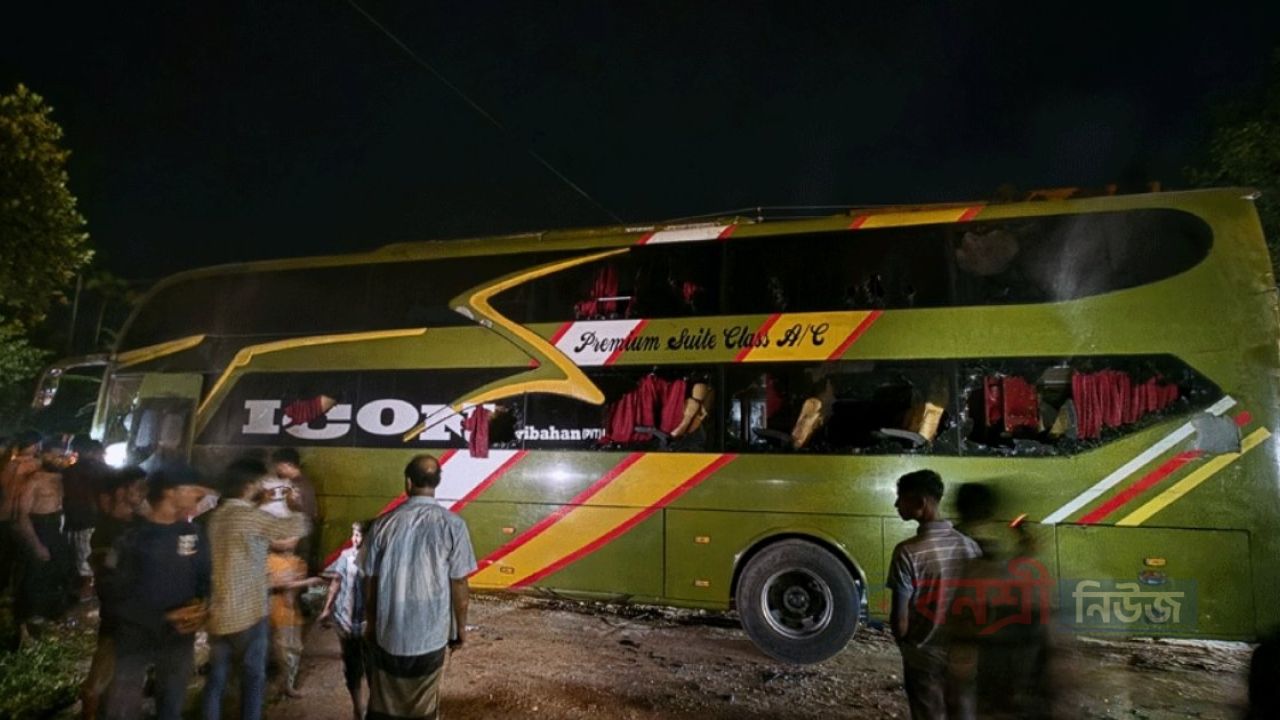 কক্সবাজার থেকে ঢাকাগামী বাসে আগুন, জানালার কাচ ভেঙে ৩০ যাত্রী উদ্ধার