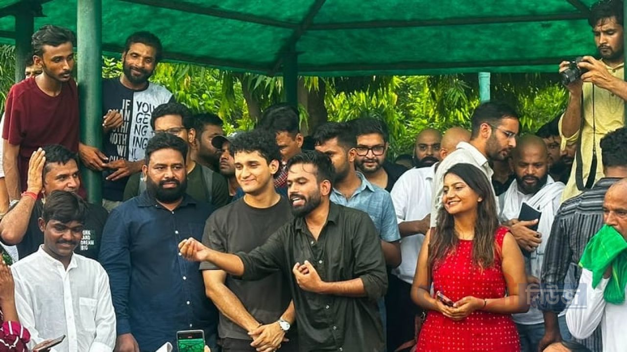 এবার নতুন আন্দোলনে ককরোচ জনতা পার্টি