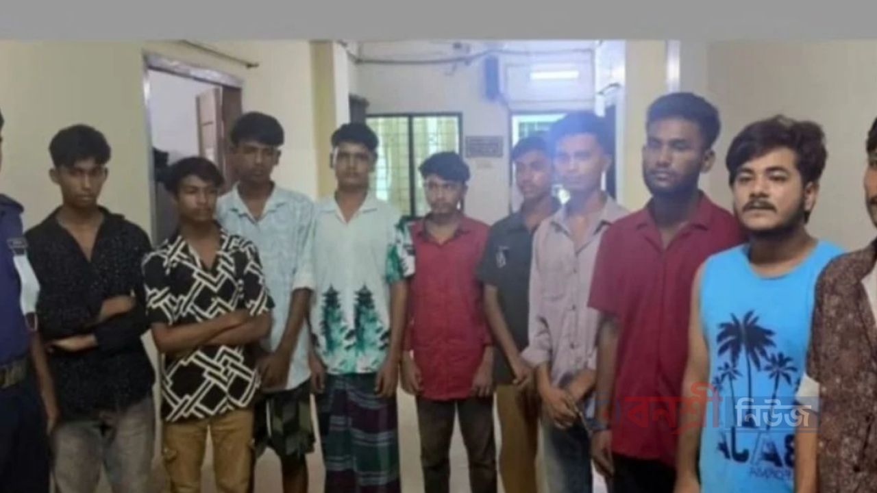 লকআপে বসেই &lsquo;জয় বাংলা, জয় বঙ্গবন্ধু&rsquo; স্লোগান, দুই পুলিশকে প্রত্যাহার
