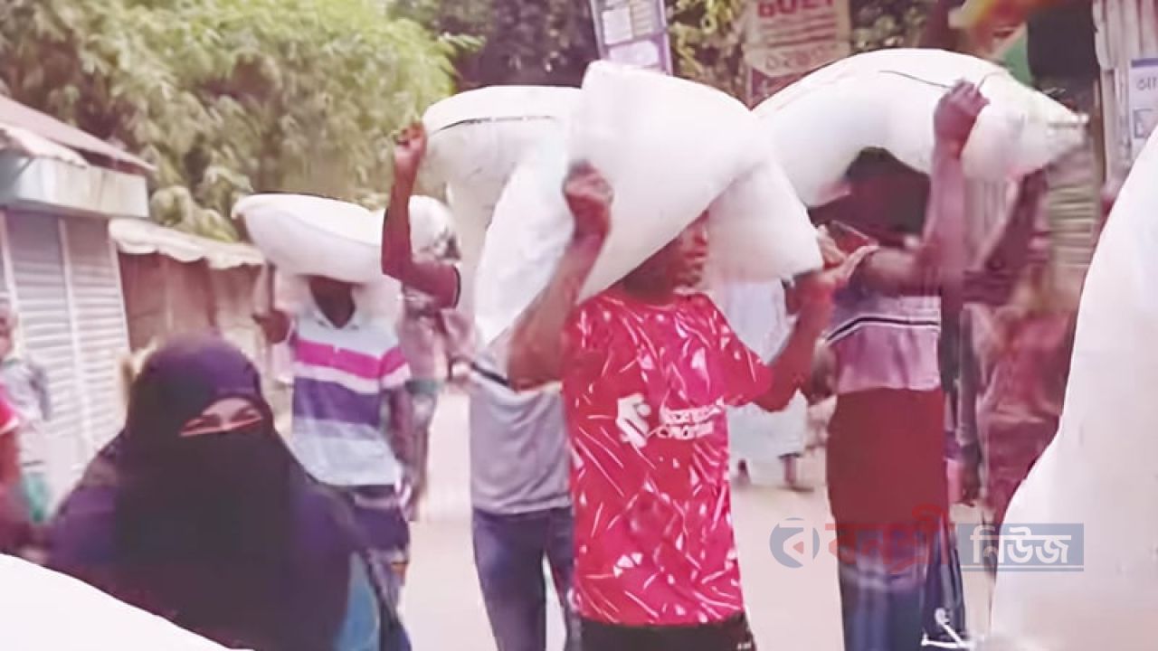 সার দিতে দেরি, ডিলারের গুদাম ভেঙে লুট শতাধিক বস্তা