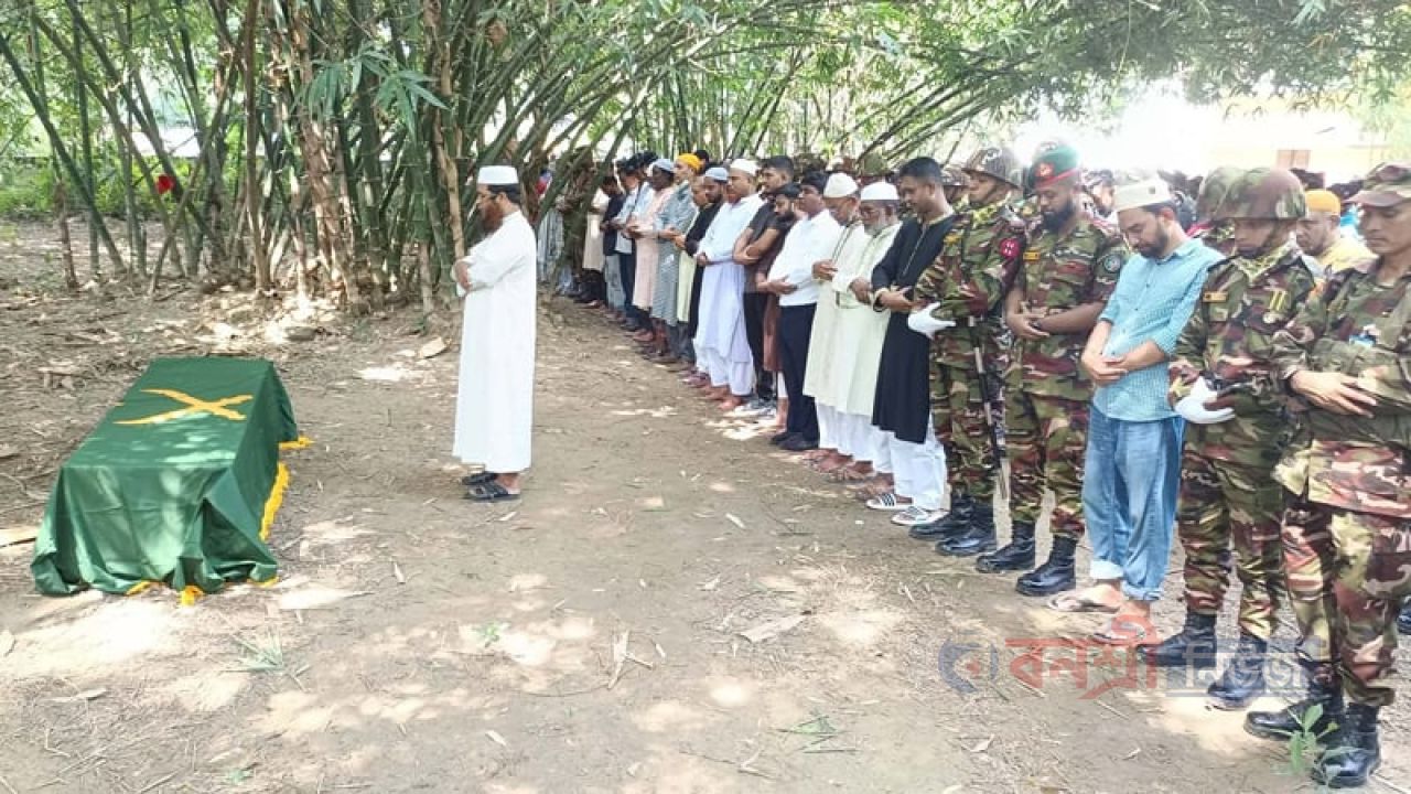 মায়ের কবরের পাশে শায়িত তাসনিম রিফাত