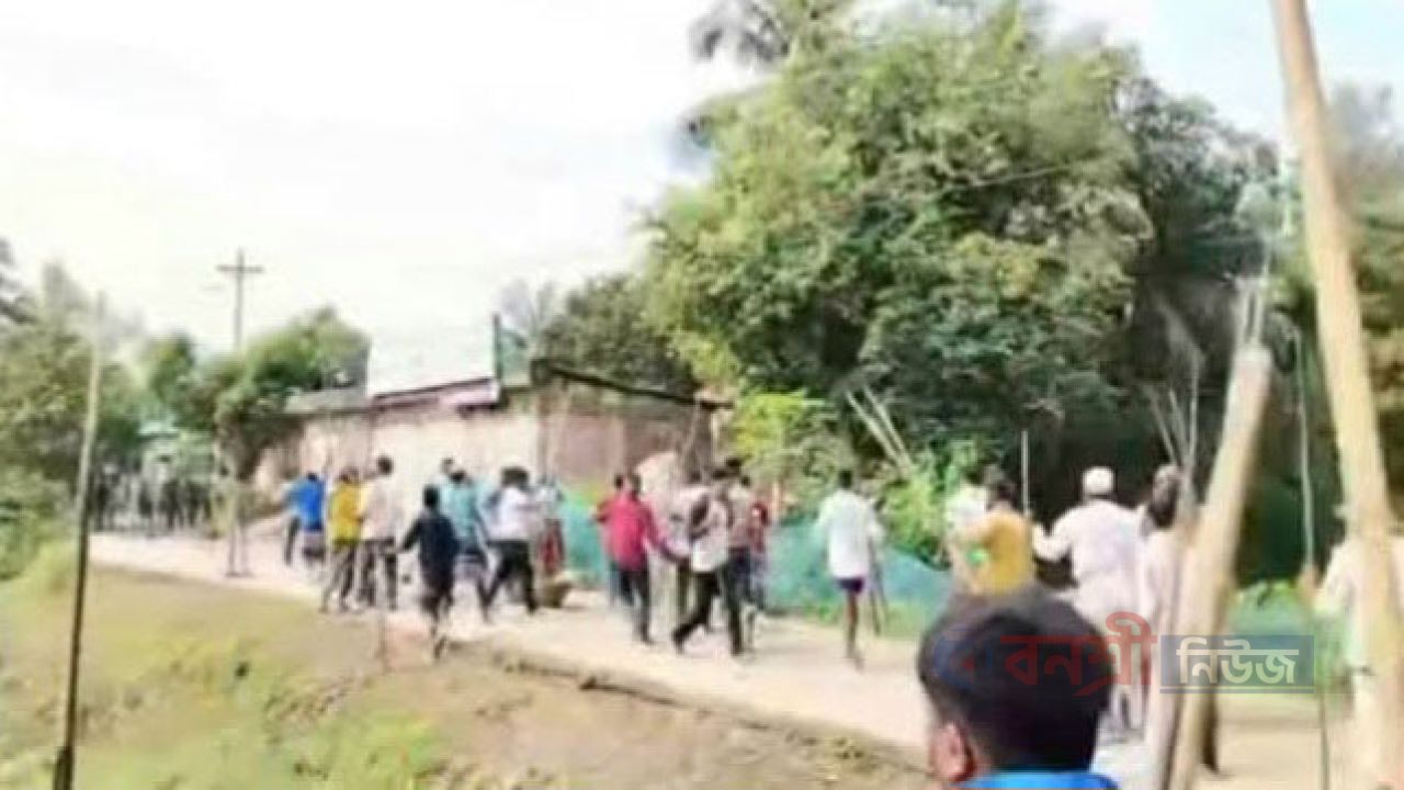নারীদের গোসলের ছবি তোলার জেরে বিএনপির দুই গ্রুপের সংঘর্ষ, আহত ৫০