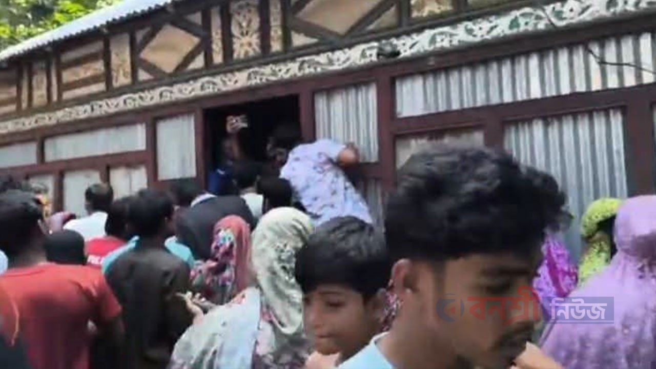 রাতে আত্মহত্যায় বাধা দেওয়ায় সকালে উঠে মা-ভাতিজিকে হত্যা