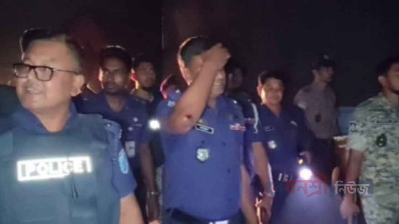 মসজিদের মাইকে ঘোষণা দিয়ে টর্চলাইট জ্বালিয়ে সং/ঘ/র্ষ, ৫ পু/লি/শ/সহ আহত ৩০