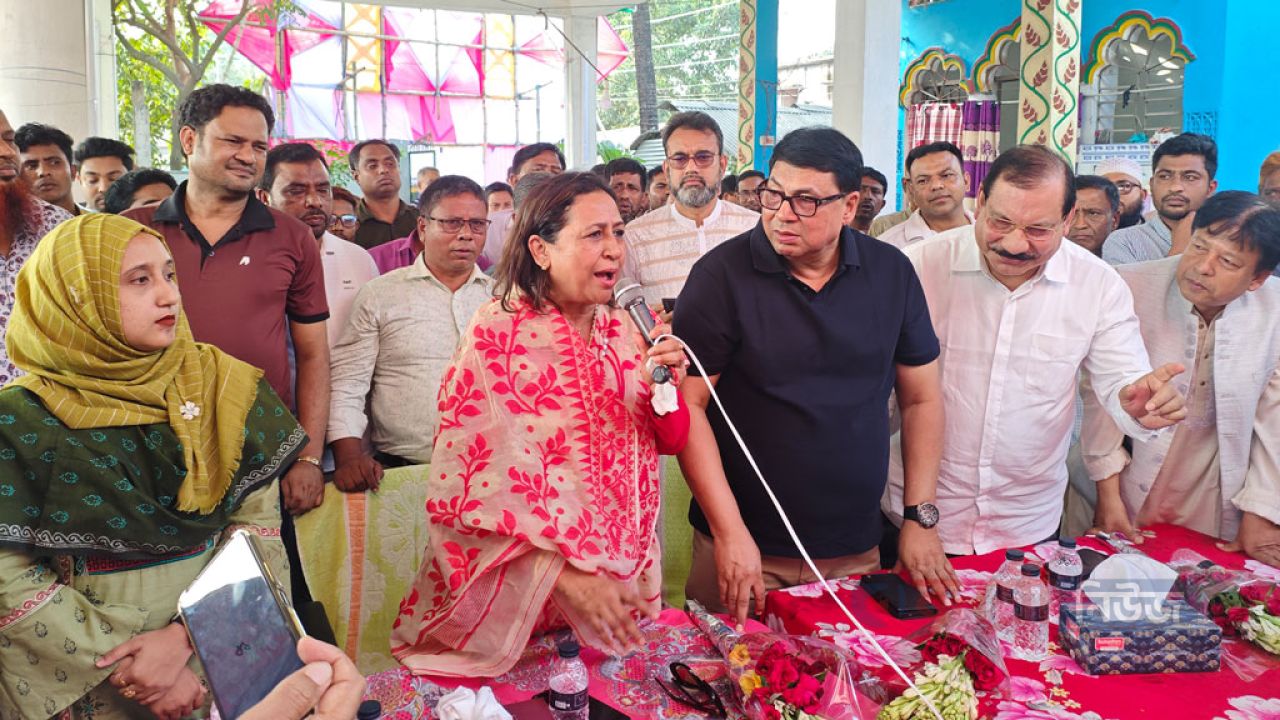 পূজামণ্ডপে অনুদান দিয়ে বিএনপির পক্ষে ভোট চাইলেন এমপি আলো