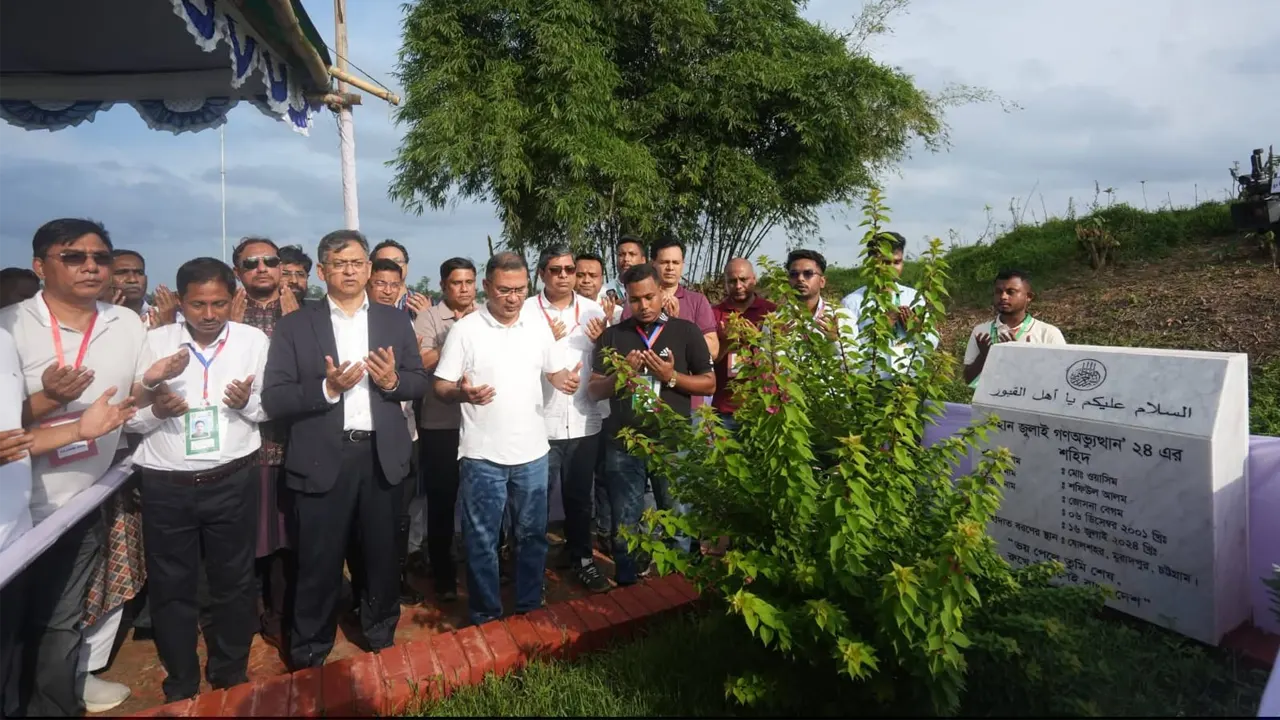 শহীদ ওয়াসিমের কবর জিয়ারত করলেন প্রধানমন্ত্রী, পরিবারের পাশে থাকার আশ্বাস