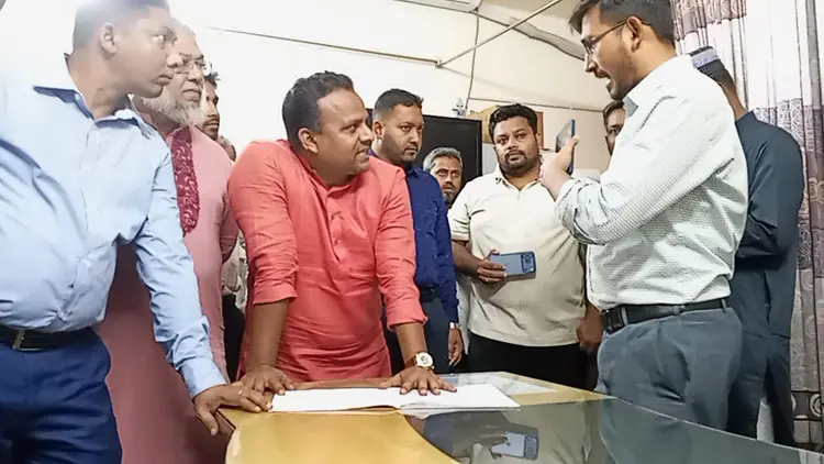 স্বাস্থ্য কর্মকর্তাদের উদ্দেশে প্রতিমন্ত্রী: দায়িত্ব পালন করুন, নইলে সরে দাঁড়ান