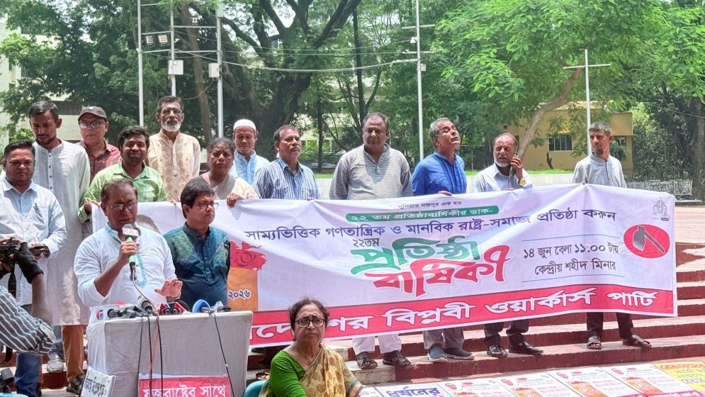 বেতন বৃদ্ধি পাচ্ছে চাকরিজীবীদের, শ্রমিকদের ভাগ্যে জুটছে না ন্যূনতম মজুরি